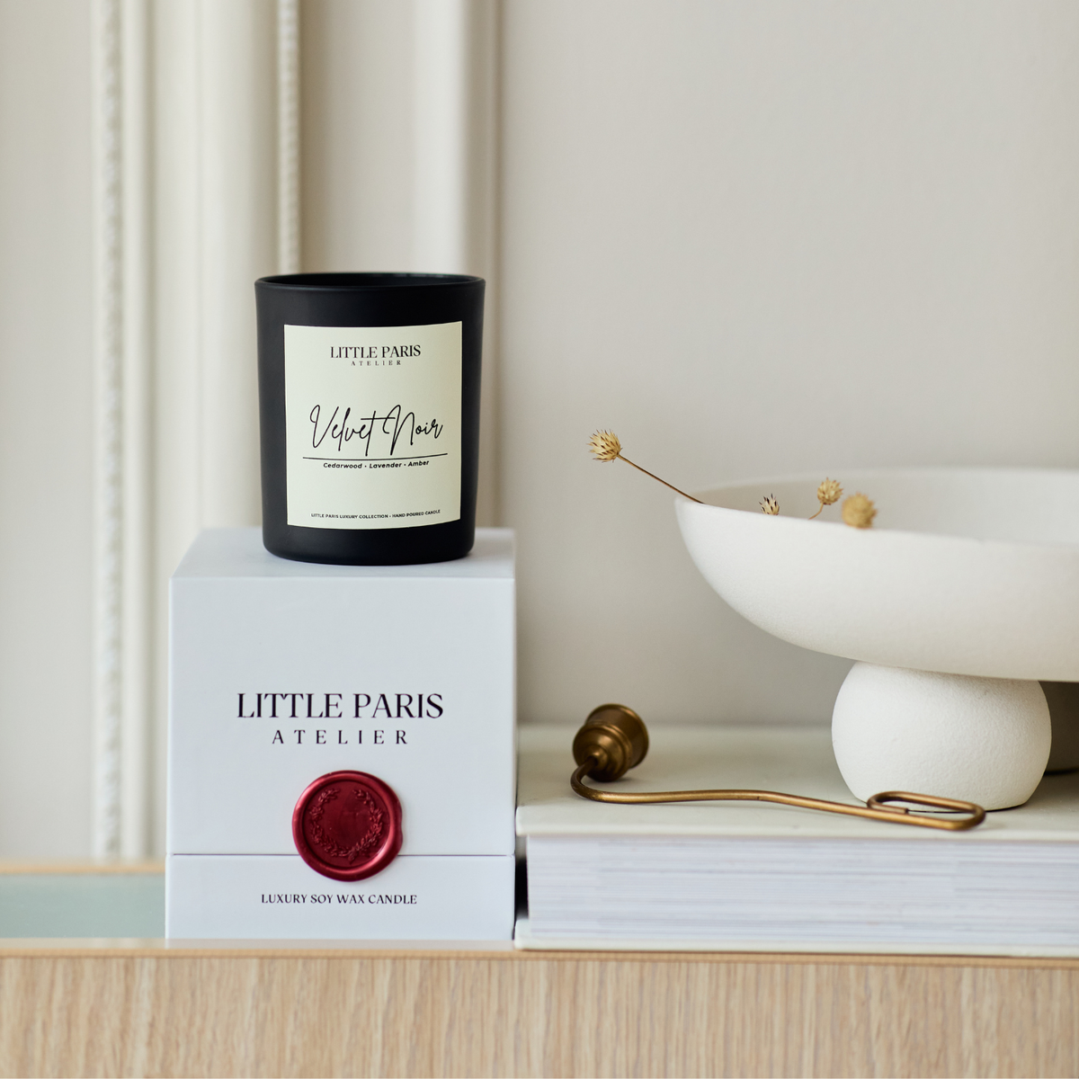 Lumânare Little Paris Atelier alături de cutia ei, cu sigiliu din ceară