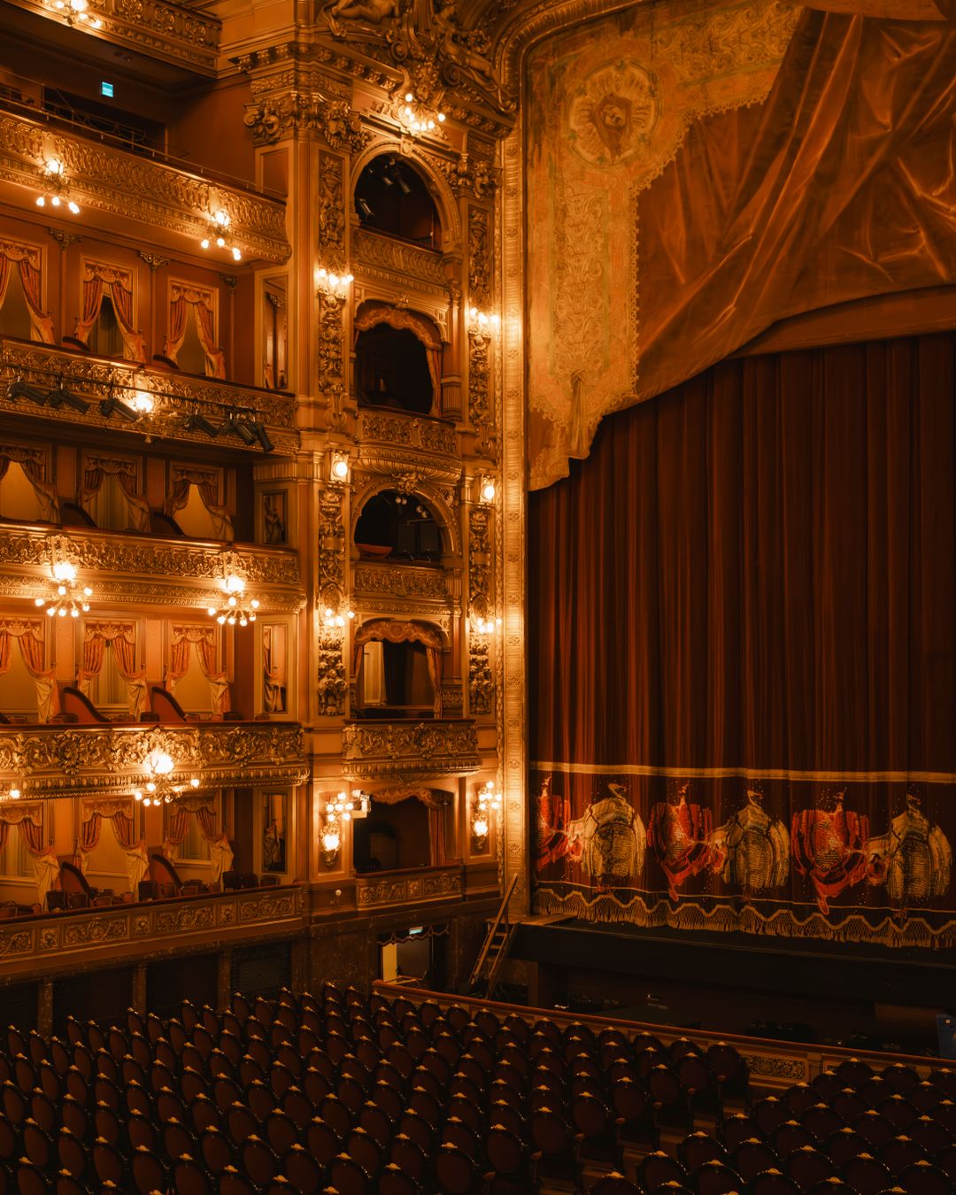 Interior elegant de sala de spectacole cu lumini calde si arhitectura clasica - Little Paris Atelier