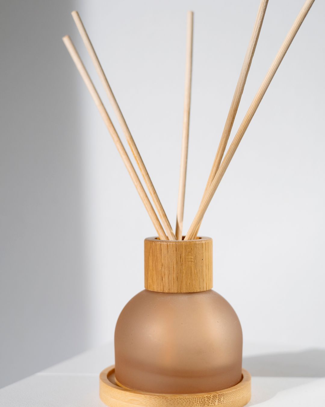Reed diffuser cu bete de ratan pe suport de lemn, parfum de camera - Little Paris Atelier